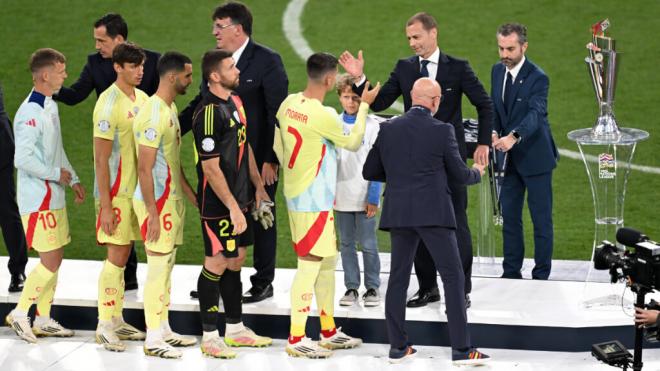 Álvaro Morata recibiendo la medalla de la UEFA Nations League (Europa Press)