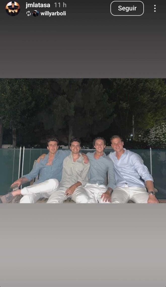 Juanmi Latasa de vacaciones con sus amigos