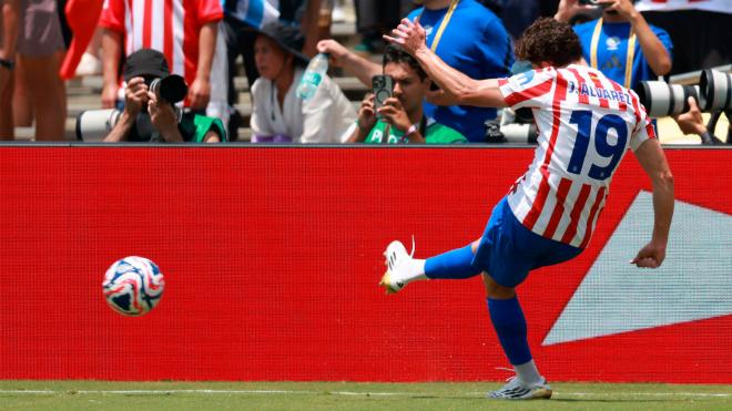Julián Álvarez golpea el balón durante el Atlético de Madrid - Botafogo (Cordon Press)