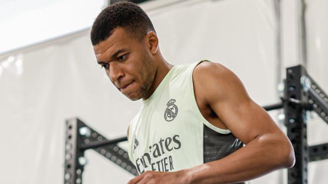 Kylian Mbappé entrenando en el gimnasio (Foto: @@realmadrid)