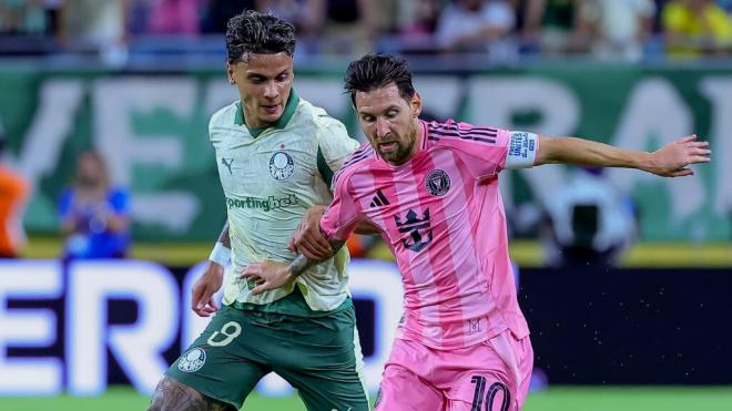Leo Messi y Richard Ríos (Fuente: EFE)