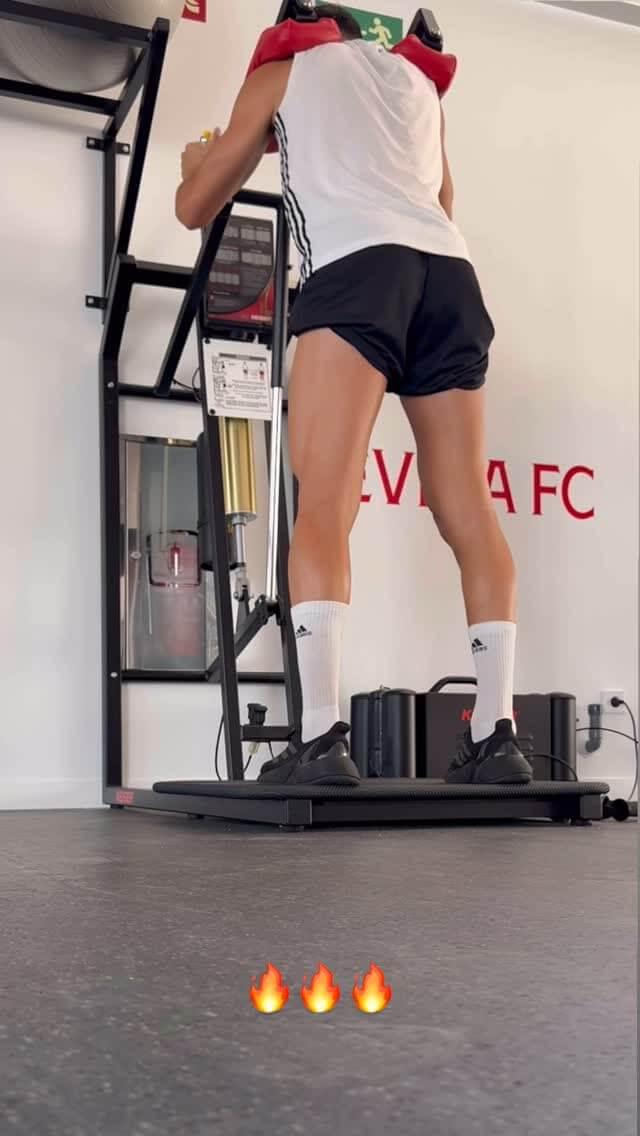 Rafa Mir, trabajando en el gimnasio del Sevilla.