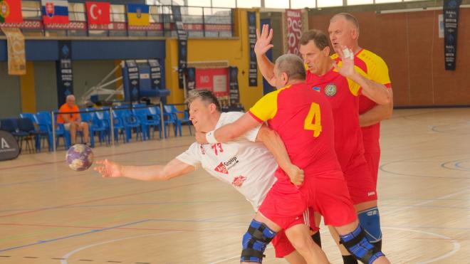 Pugna durante uno de los partidos del Europeo de Balonmano de Sevilla.