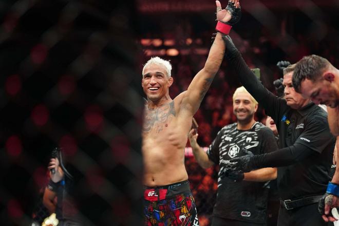 Charles Oliveira derrota a Michael Chandler en 2024 (Cordon Press)