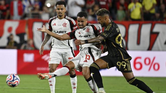 Bouanga y Danilo en el Flamengo - Los Angeles (Fuente: EFE)