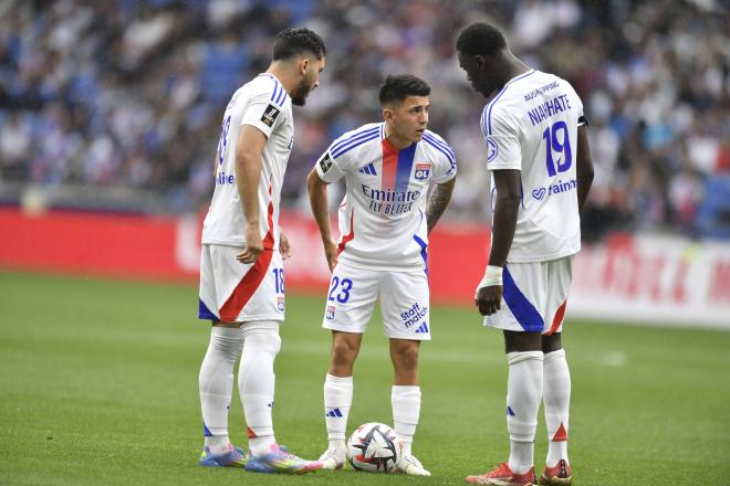 Cherki, Thiago Almada y Niatkhaté, en un partido del Lyon (Foto: Cordon Press).