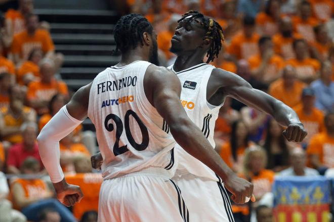Eli Ndiaye y Bruno Fernando celebran un punto en el Valencia-Real Madrid (FOTO: EFE).