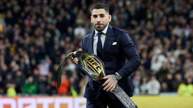 Ilia Topuria muestra el cinturón de campeón de la UF en el Santiago Bernabéu (foto: Cordon Press