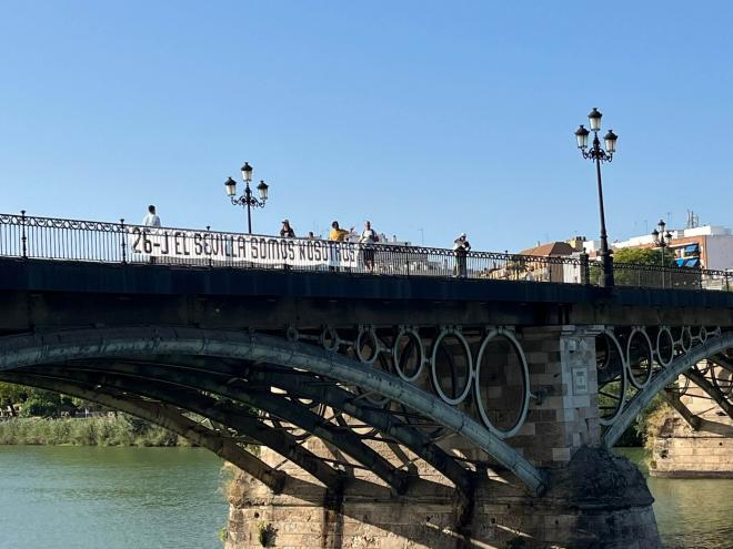 Pancarta en el Puente de Triana.