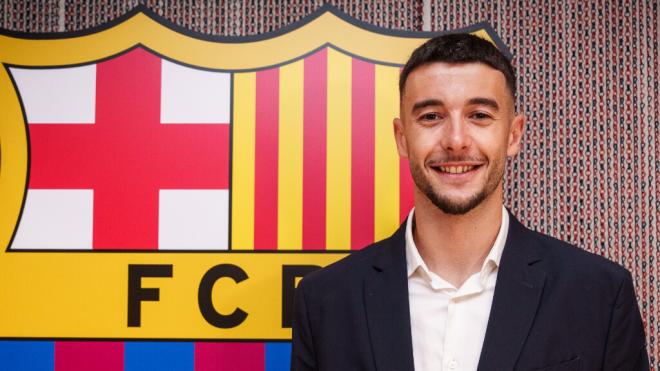 Joan García en su presentación con el Barça (Foto: FCB en X)