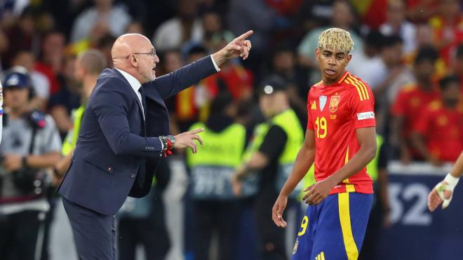 Lamine Yamal y Luis de la Fuente durante un partido (Cordon Press)