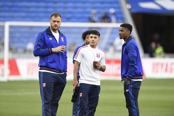 Mikautadze y Thiago Almada, en un partido del Lyon (Foto: Cordon Press).