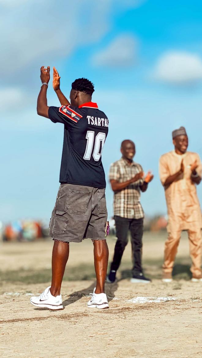 Akor Adams, con una camiseta de Tsartas en Nigeria.