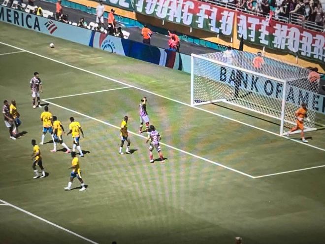 El tremendo enfado de Agustín Canobbio con la máscara en el Mundial de Clubes con el Fluminense.