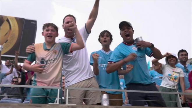 La grada celebrando mientras llovía en el Juventus - City