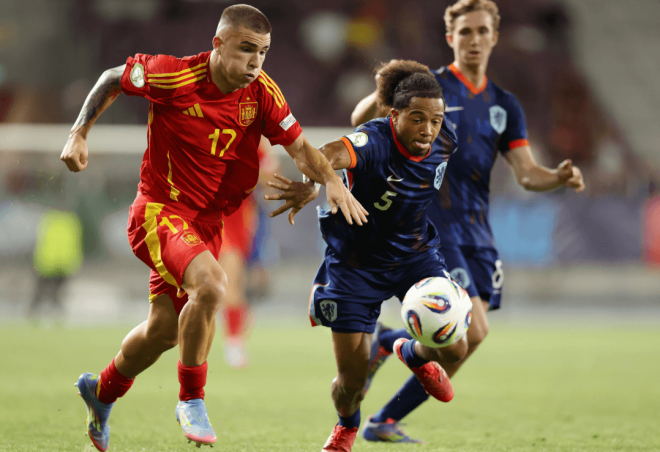 Pablo García, en el España-Países Bajos sub 19 (FOTO: @SEFutbol).
