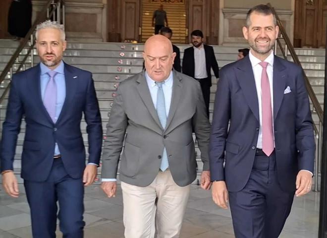 Gabriel Solares junto a Jesús Julio Carnero en el Ayuntamiento.