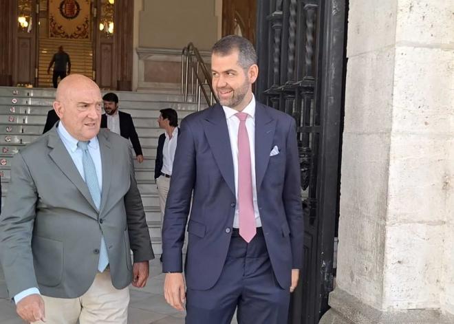 Gabriel Solares junto a Jesús Julio Carnero saliendo del Ayuntamiento.