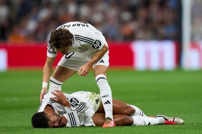 Jude Bellingham doliéndose del hombro junto a Modric (Redes Sociales)