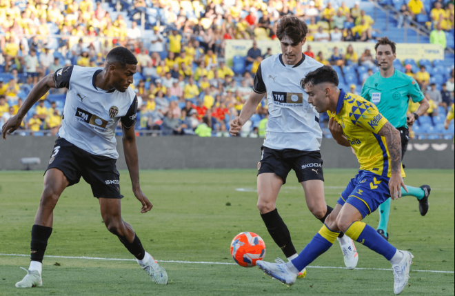 Mosquera y Javi Guerra (Foto: EFE)