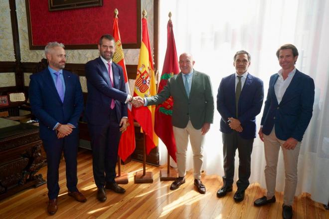 Reunión de Ignite y Ben Oldman con carnero (Foto: Ayuntamiento Valladolid).