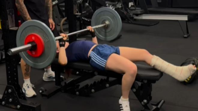 Roro entrenando en el gimnasio con la pierna escayolada (Foto: @whoisroro)