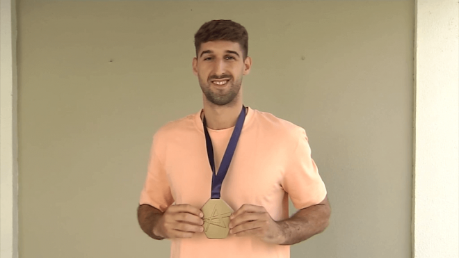 Antonio Serradilla posando con la medalla de campeón de la Champions League (Fuente: ElDesmarque)