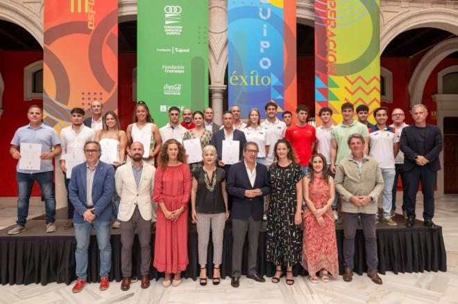 Los responsables de la Junta y del Plan Andalucía Olímpica 2024 posan con los premiados.