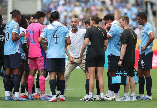 Pep Guardiola dando indicaciones a sus jugadores del City (Cordon Press)