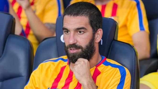 Arda Turan en el banquillo del Barça (Cordon Press)