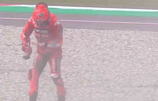 Márquez mira su mano tras la caída (Foto: DAZN)