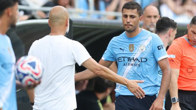 Pep Guardiola junto a Rodrigo Hernández (Cordon Press)