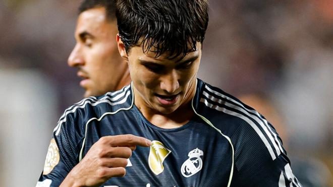 Gonzalo García señalando el escudo del Real Madrid (Foto: RMA en X)