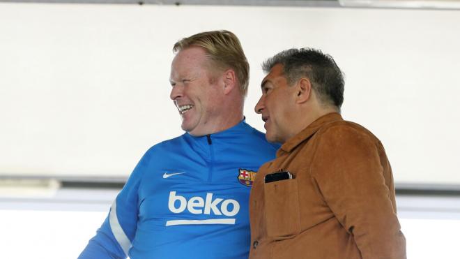 Joan Laporta hablando con Ronald Koeman (Europa Press)