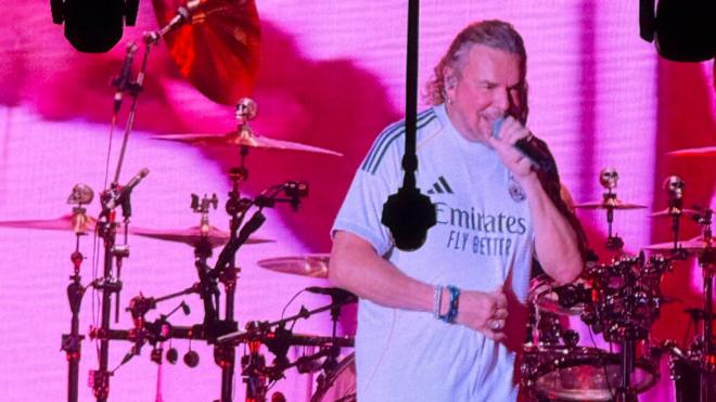Fernando Olvera, cantante de Maná, con la camiseta del Real Madrid en su concierto en el Movistar