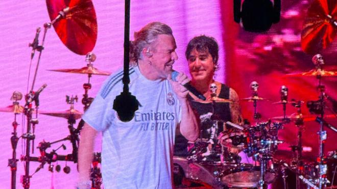 Fernando Olvera, cantante de Maná, recordó éxitos del grupo con la camiseta del Real Madrid.