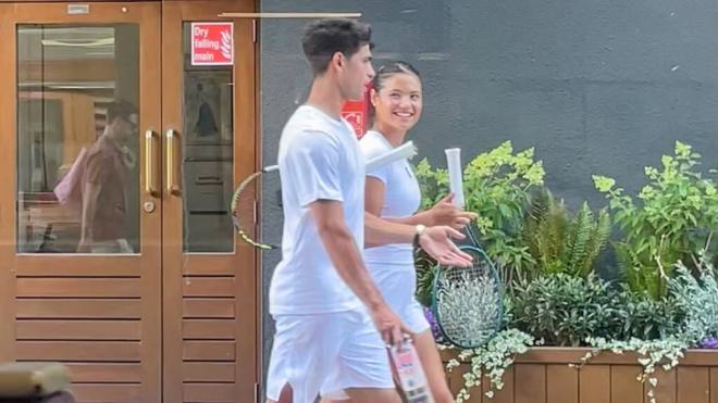 Carlos Alcaraz y Emma Raducanu, a la salida de un evento de Clay (foto: Clay X).