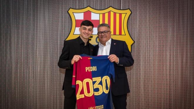 Pedri junto a su padre en el acto de renovación con el Barcelona (Fuente: FCB)