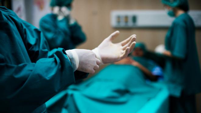 Personal sanitario preparándose para una intervención quirúrgica (Foto: Freepik)