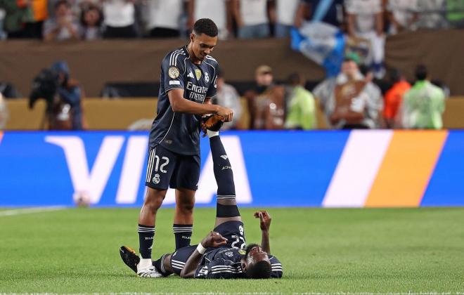 Trent Alexander-Arnold estira a Antonio Rüdiger (Foto: X)