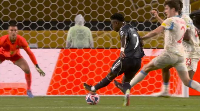 Vinicius en el disparo de su gol al Salzburgo (Captura de 'DAZN')