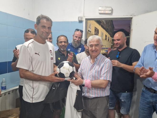 El Valencia CF vuelve a salir por la puerta grande en Utrillas. Giner con el presidente de la AECC de Teruel