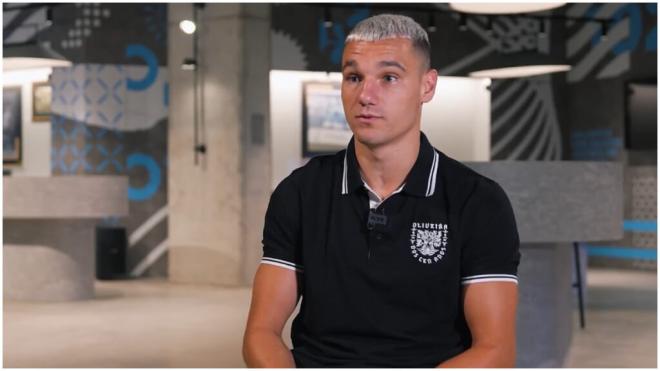 Ferran Jugtla en us primer entrevista con el Celta de Vigo. (Foto: @RCCelta)
