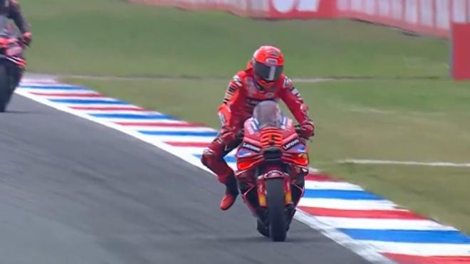 Marc Márquez, ganando la 'sprint' del Gran Premio de Assen (Foto: DAZN).