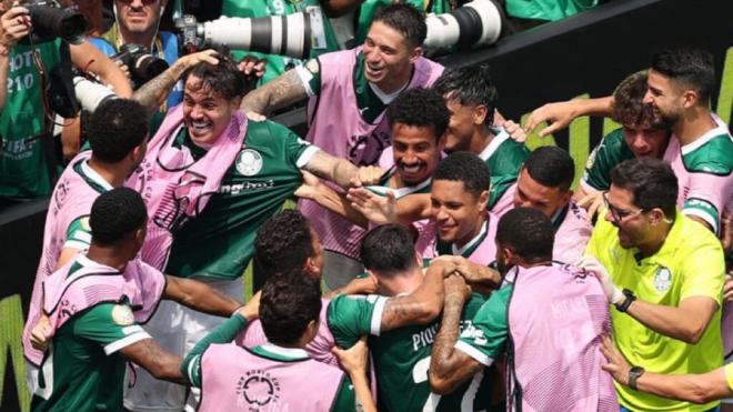Los jugadores de Palmeiras celebrando el triunfo ante Botafogo (Foto: X)