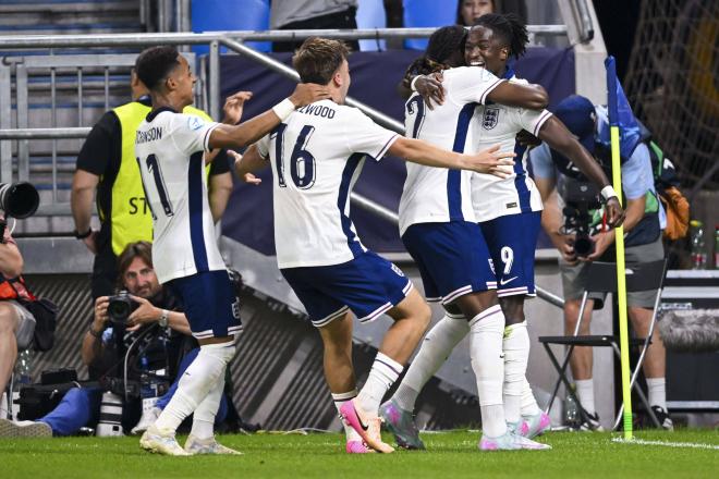 Los jugadores de Inglaterra celebran uno de los goles ante Alemania en el sub 21 (FOTO: Cordón Pre