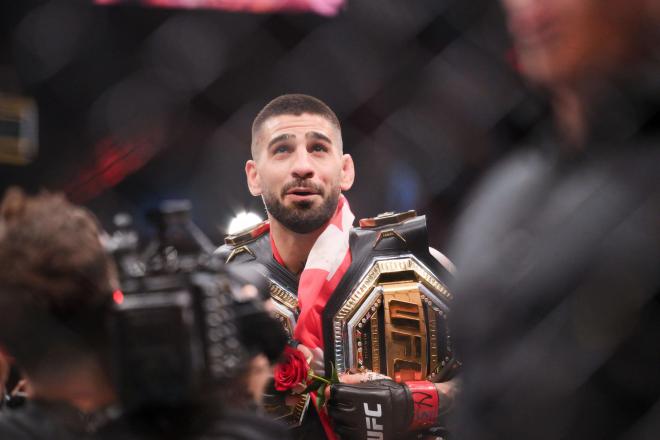 Ilia Topura, tras proclamarse campeón de peso ligero de la UFC (FOTO: Cordón Press).