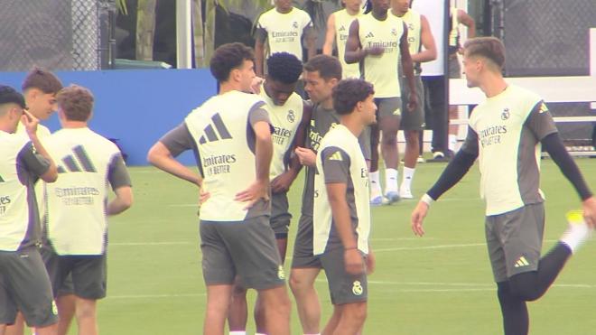 Xabi Alonso habla con Tchouámeni (Foto: ElDesmarque)