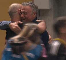 El abrazo entre Luis Enrique y Mascherano (Foto: Telecinco)