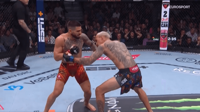 KO de Ilia Topuria a Charles Oliveira.